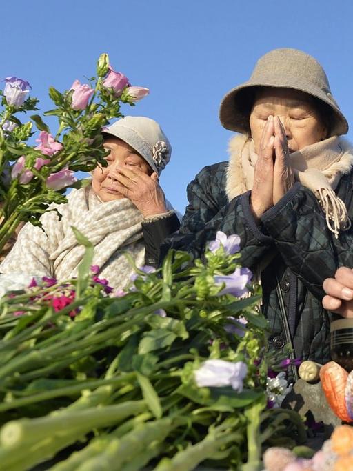 Menschen im Nordosten Japans gedenken der Opfer der Fukushima-Katastrophe.