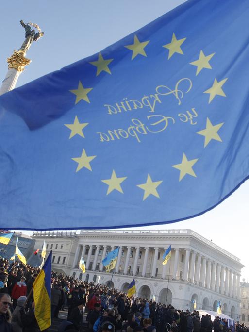 Bei Protesten in der ukrainischen Haupstadt Kiew weht eine Flagge der Europäischen Union.