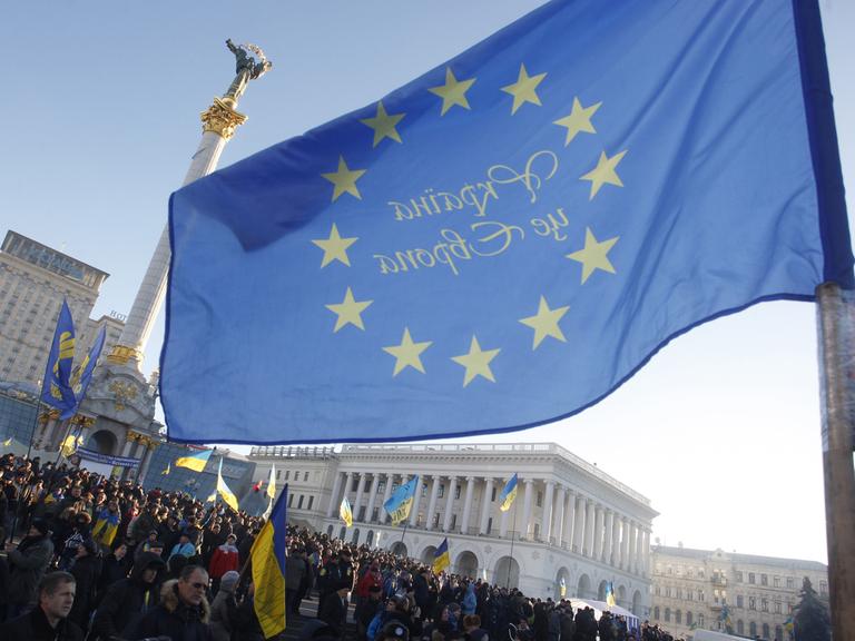 Bei Protesten in der ukrainischen Haupstadt Kiew weht eine Flagge der Europäischen Union.