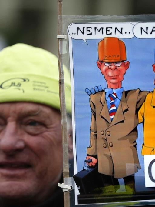 Ein Demonstrant gegen die Erdgasförderung in Loppersum hält ein Schild hoch mit der Aufschrift "Take, took, taken our gas"