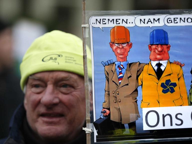 Ein Demonstrant gegen die Erdgasförderung in Loppersum hält ein Schild hoch mit der Aufschrift "Take, took, taken our gas"