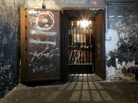 Tür zur Stahlkammer des "Tresor", einem legendären Berliner Club der Wendejahre