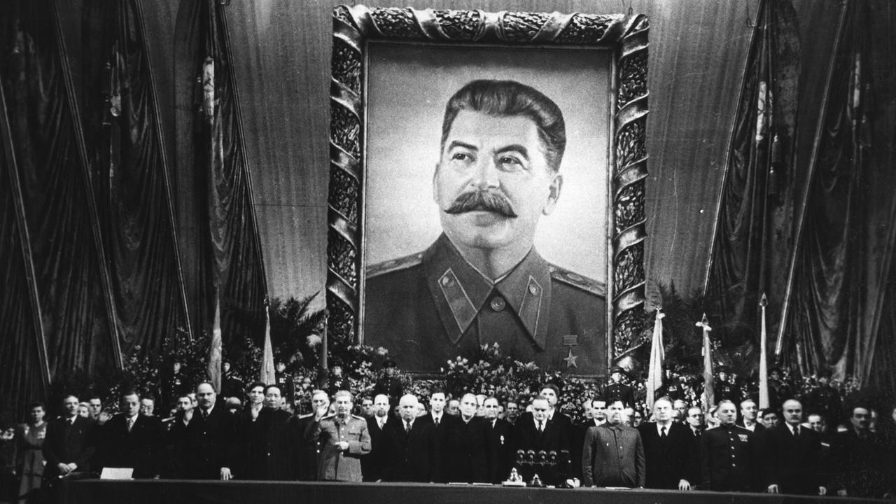 Feier zum 70. Geburtstag Stalins mit einem übergroßen Porträt des Gefeierten über der Tribüne mit den Ehrengästen