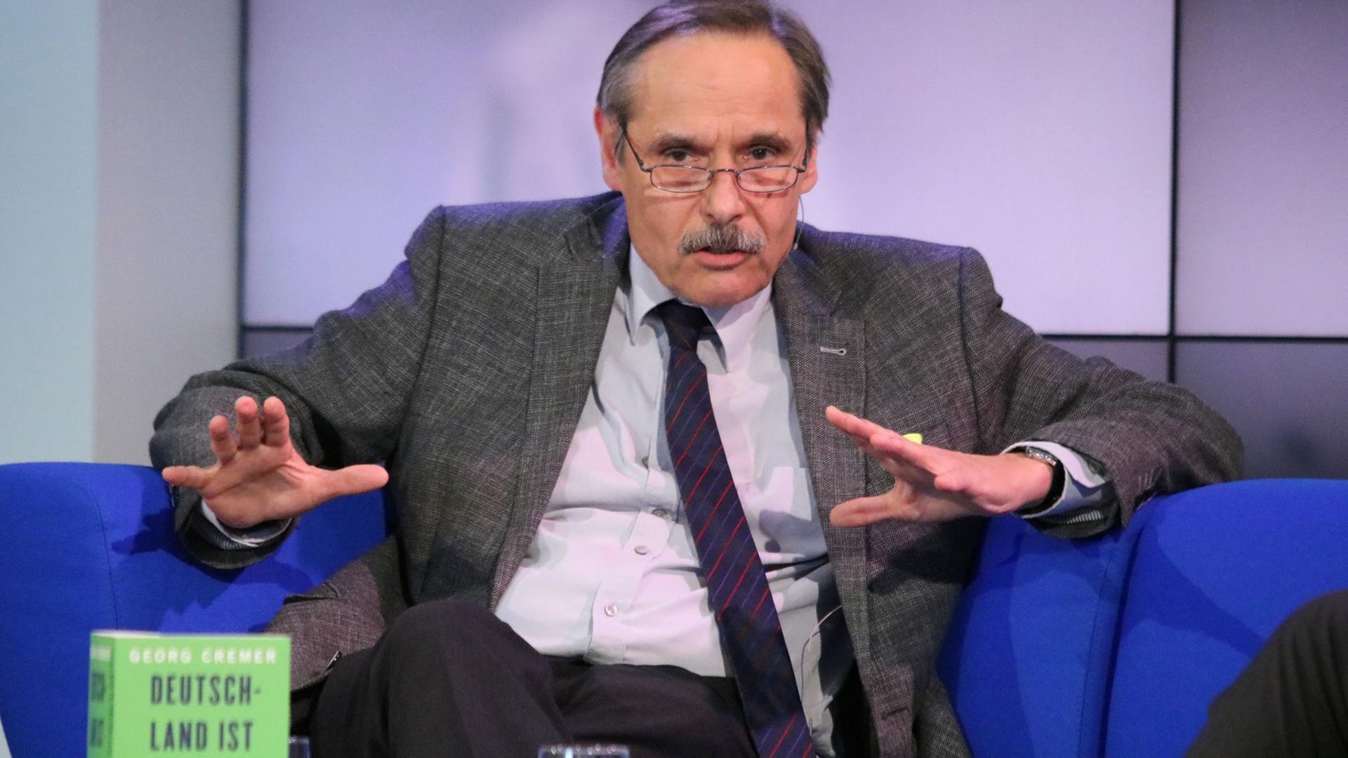Der Autor Georg Cremer spricht auf der Frankfurter Buchmesse 2018 über sein Buch "Deutschland ist gerechter als wir meinen. Eine Bestandsaufnahme" (C.H.Beck) mit Thorsten Jantschek auf dem Blauen Sofa.