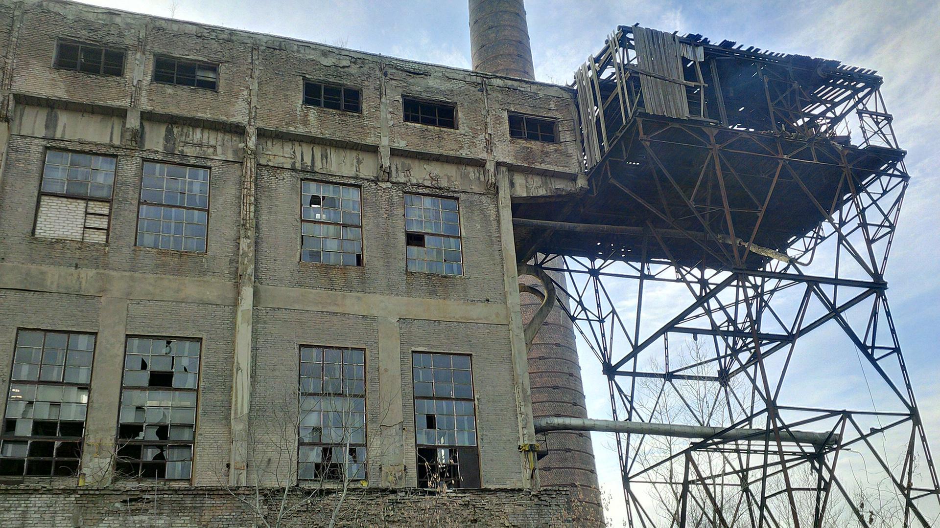 Ostukraine: Ein zerstörtes Fabrikgebäude im Ort Rybeschje.