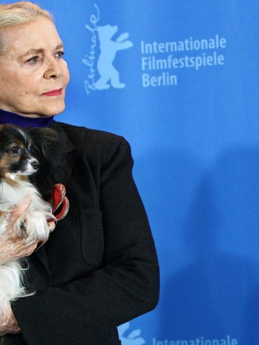 Die US-Schauspielerin Lauren Bacall und ihr Hund Sophie 2007 in Berlin bei der Vorstellung des Films "The Walker".