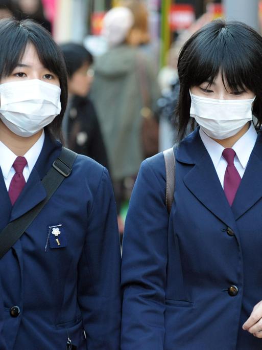 Viele Japaner schützen sich im Alltag mit Mundschutzmasken.
