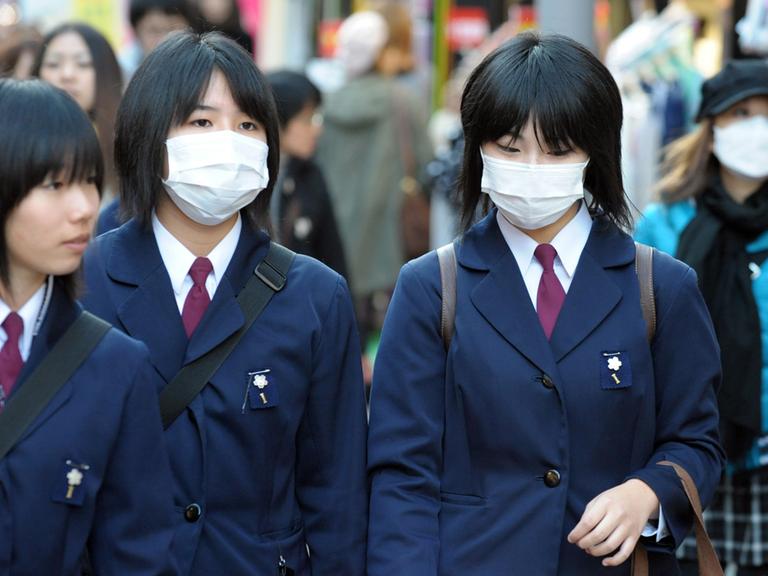 Viele Japaner schützen sich im Alltag mit Mundschutzmasken.