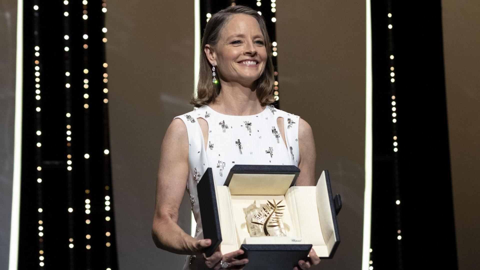 Jodie Foster freut sich über die Goldene Palme bei den Filmfestspielen von Cannes.