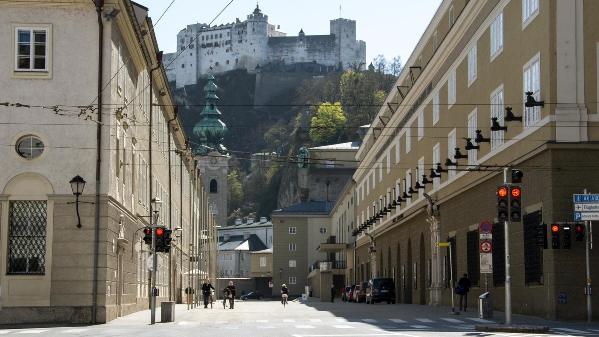 Großes Festspielhaus (rechts) und Festung Hohensalzburg in Salzburg. Foto vom 30. März 2014.