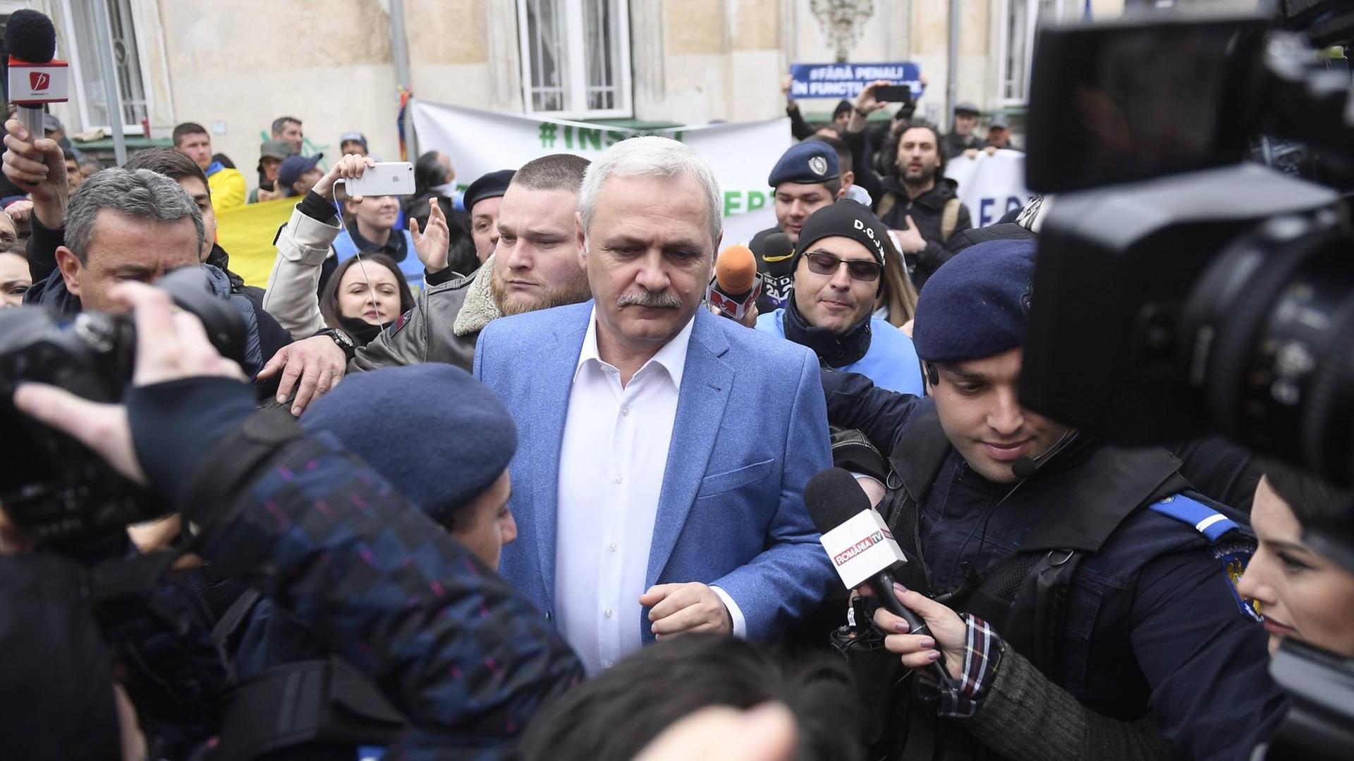 Liviu Dragnea, der Chef der sozialdemokratischen Partei Rumäniens, auf dem Weg zu einer Gerichtsverhandlung in Bukarest, Rumänien, am 15. April 2019.