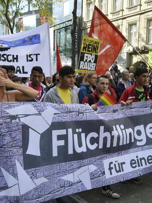 Demonstranten in Wien halten ein Transparent