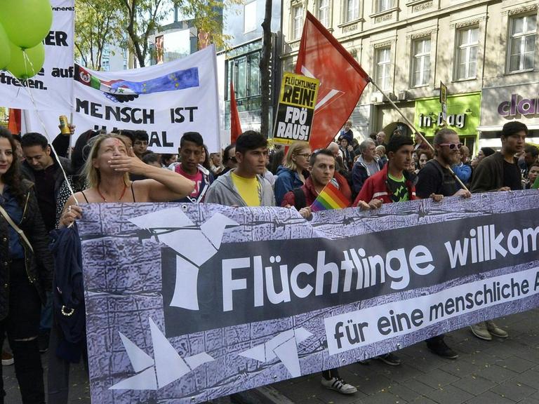 Demonstranten in Wien halten ein Transparent