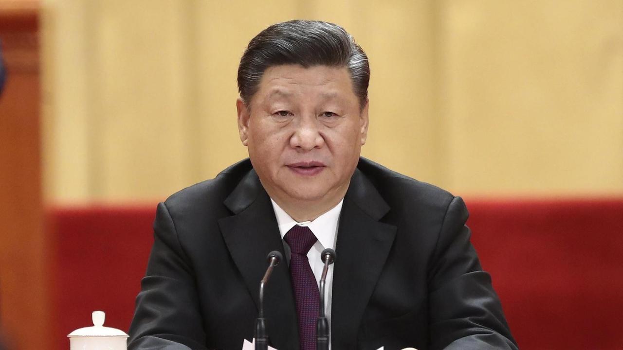 Chinas Präsident Xi Jinping sitzt an einem Tisch, vor ihm eine Teetasse.