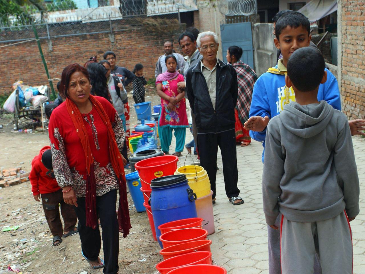 Menschen in Kathmandu/Nepal warten auf frisches Trinkwasser
