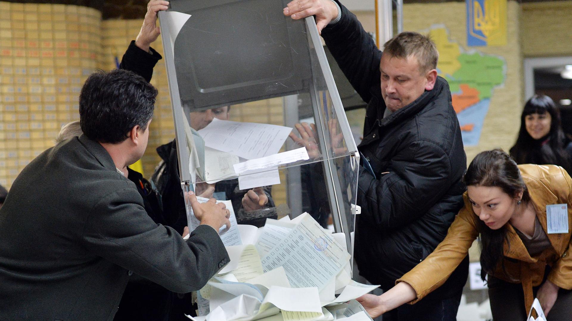 Wahlhelfer in Kramatorsk beginnen nach der ukrainischen Parlamentswahl mit der Auszählung der Stimmen.