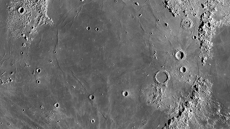 Das Mare Imbrium markiert eines der beiden Augen des "Mondgesichts" Das Mare Imbrium markiert eines der beiden Augen des "Mondgesichts"