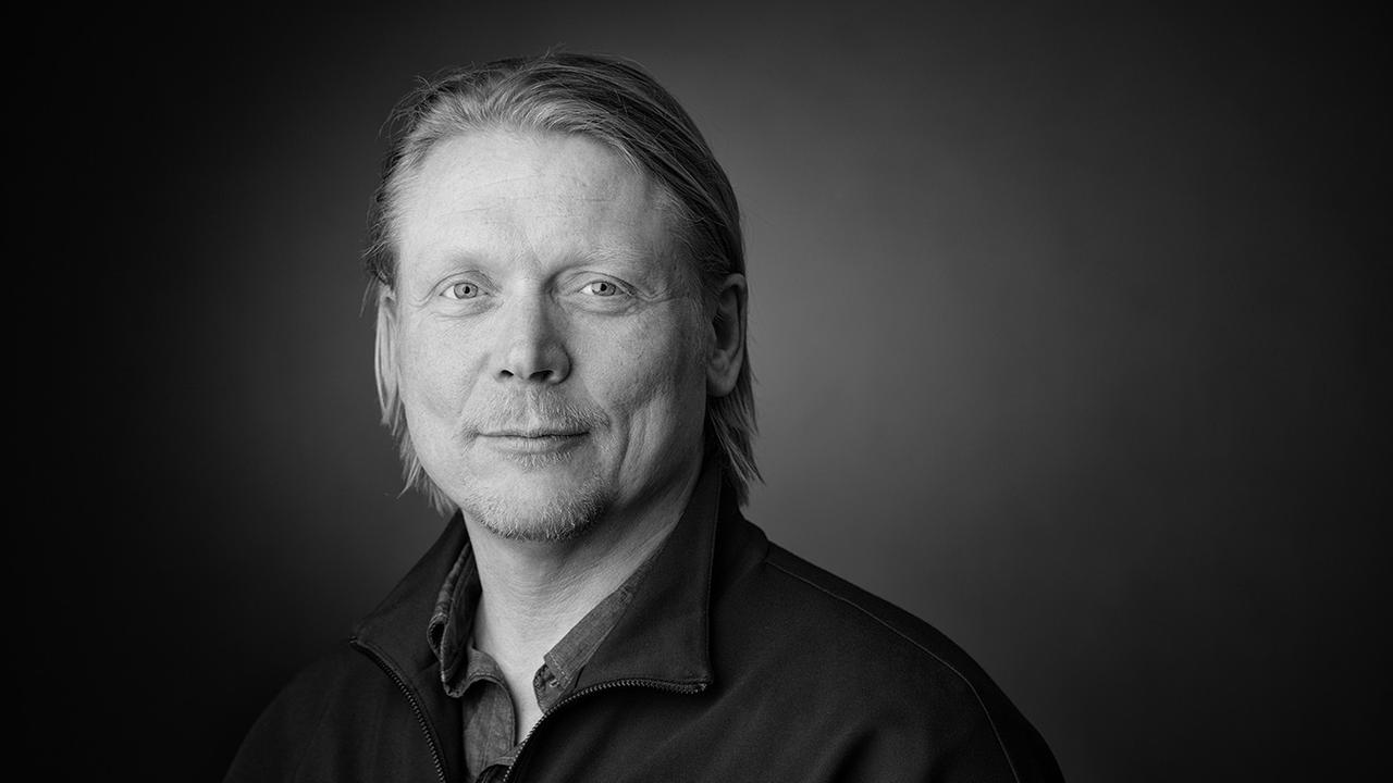 Ein schwarz weiß Portrait des niederländischen Autors Jens van Tricht.