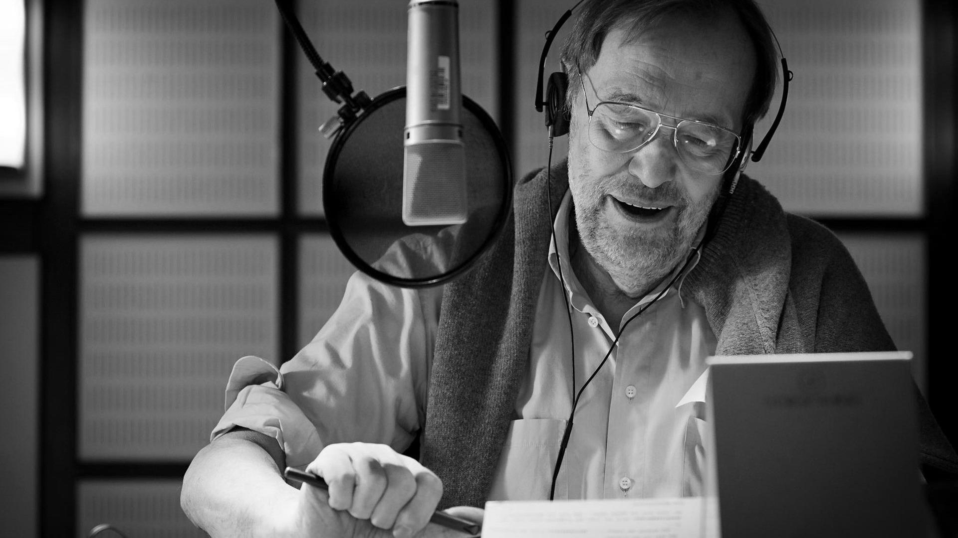 Der Hörfunkmoderator Christian Bienert im Studio.