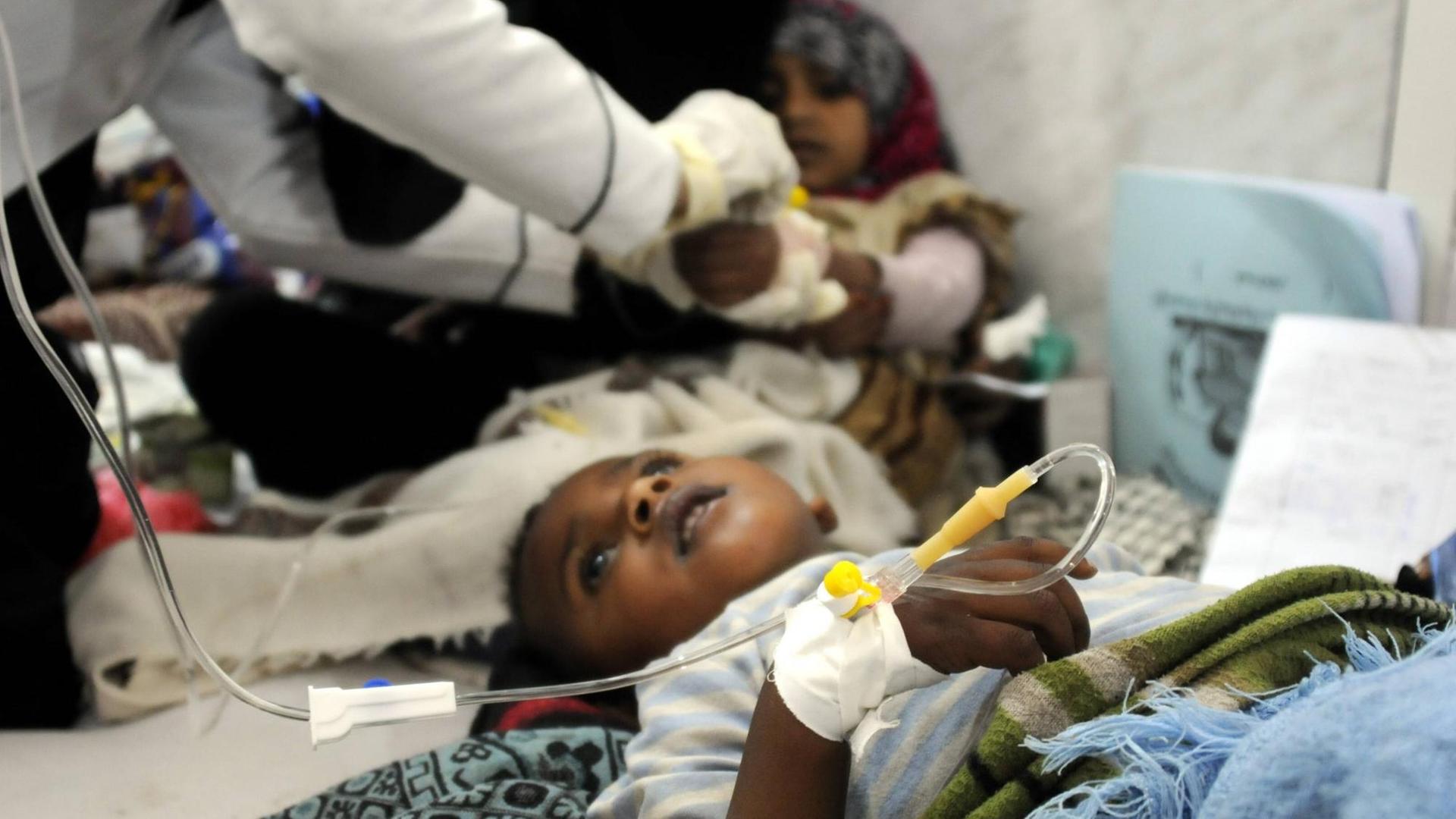 Ein mit Cholera infiziertes Mädchen erhält im Flur eines Krankenhauses in Sanaa eine Behandlung. (13.5.2017)