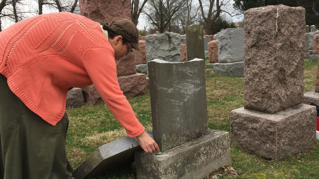 Anita Feigenbaum von der Friedhofsverwaltung: Die kaputten Grabsteine werden mit bunten Steinchen markiert