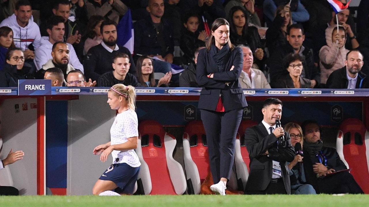 Corinne Diacre, Trainerin der französischen Frauennationalmannschaft, beim Spiel Frankreich gegen Island im Oktober 2019. Eine Frau steht am Spielfeldrand. Corinne Diacre, Trainerin der französischen Frauennationalmannschaft, beim Spiel Frankreich gegen Island im Oktober 2019. Eine Frau steht am Spielfeldrand.