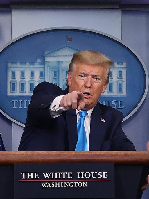 Donald Trump spricht zu Reportern während einer chaotischen Pressekonferenz im White House, 7. April 2020 in Washington, DC, USA.