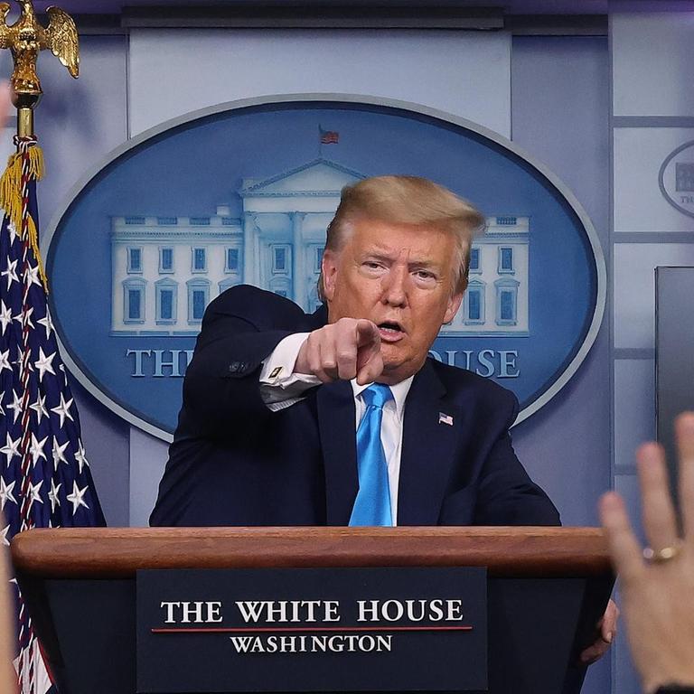 Donald Trump spricht zu Reportern während einer chaotischen Pressekonferenz im White House, 7. April 2020 in Washington, DC, USA.