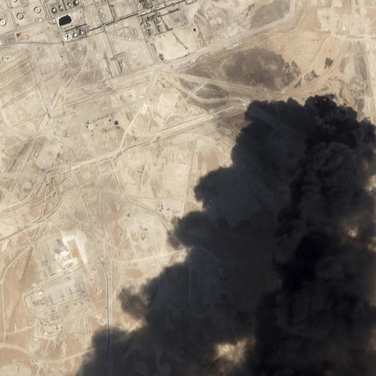 Dieses von Planet Labs Inc. am 15.09.2019 zur Verfügung gestellte Satellitenbild zeigt schwarzen Rauch, der aus einer Raffinerie aufsteigt. Die Drohnenangriffe auf die größte Ölraffinerie in Saudi-Arabien verschärfen die Spannungen zwischen den USA und dem Iran. 