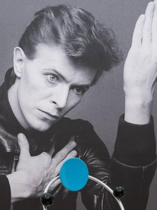 Im Londoner Auktionshaus Sotheby's werden Bilder, Möbel und Keramiken von David Bowie versteigert.