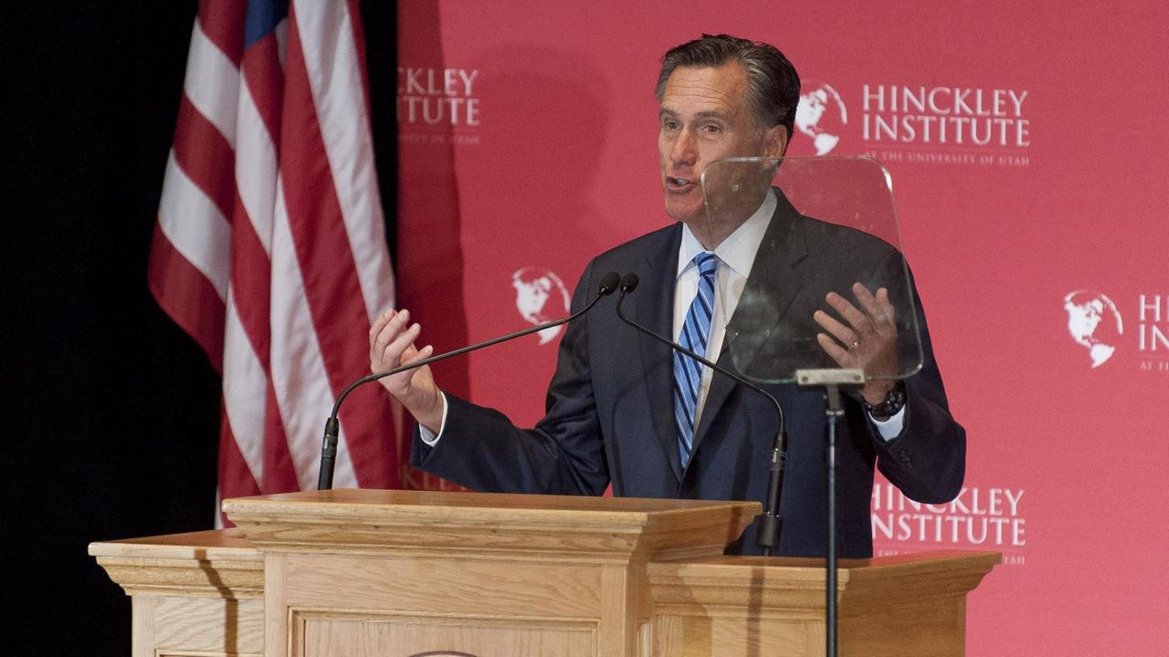 Man sieht den US-Republikaner Mitt Romney an einem Rednerpult, er gestikuliert.