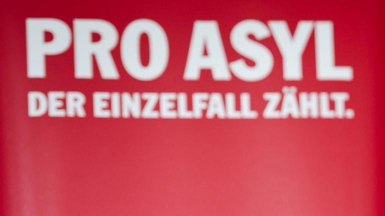 Weiße Schrift auf rotem Grund: "PO Asyl - der Einzellfall zählt". Weiße Schrift auf rotem Grund: "PO Asyl - der Einzellfall zählt".