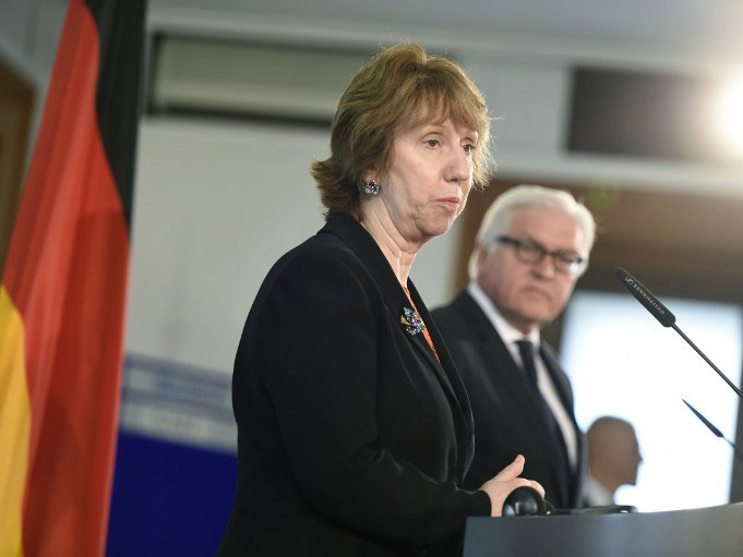 Bundesaußenminister Frank-Walter Steinmeier (r.) und die EU-Außenbeauftragte Catherine Ashton halten eine gemeinsame Pressekonferenz zur Ukraine-Krise im Auswärtigen Amt in Berlin.