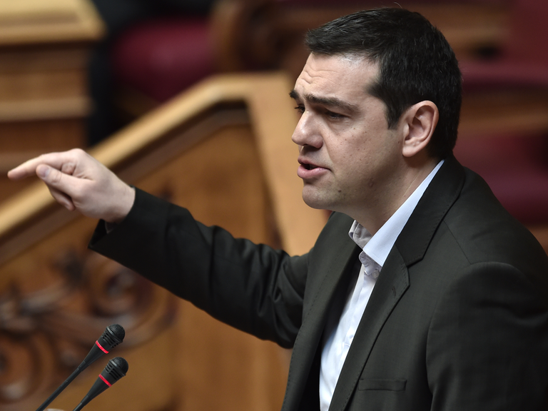 Streit um verabschiedete Gesetzesvorlagen: Premierminister Tsipras vor dem Parlament.