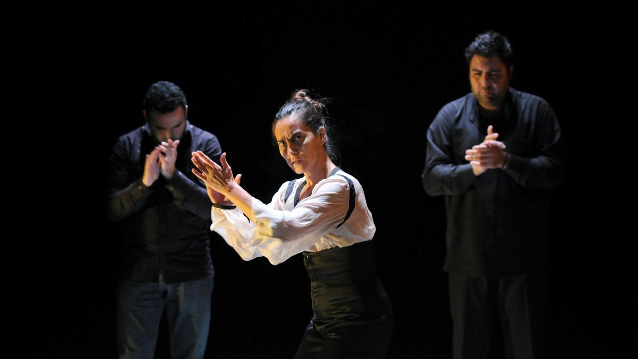 Die Flamencotänzerin Rafaela Carrasco bei einer Aufführung mit ihrer eigenen Kompanie auf der Flamenco-Biennale in Sevilla, 2008