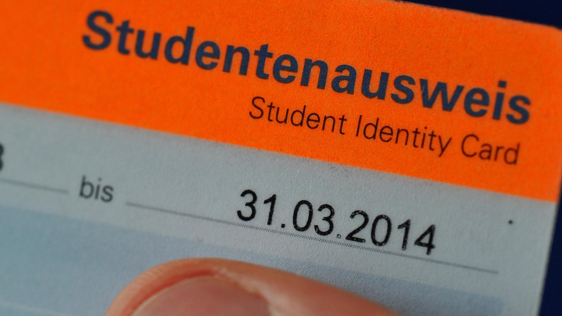 Ein Student zeigt am 24.03.2014 in Dresden (Sachsen) seinen Ausweis. Von der Kinokarte bis zum Bus- oder Bahnticket: Studierende in Sachsen können im Alltag sparen. Das Dokument wird jedoch zunehmend für soziale Leistungen missbraucht.