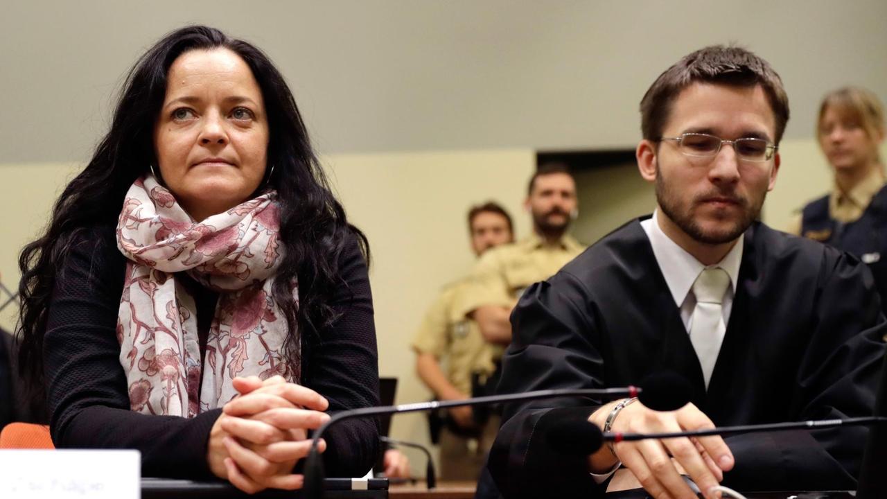 Die Angeklagte Beate Zschäpe sitzt am 12.09.2017 im Gerichtssaal im Oberlandesgericht in München (Bayern) neben ihrem Anwalt Mathias Grasel.
