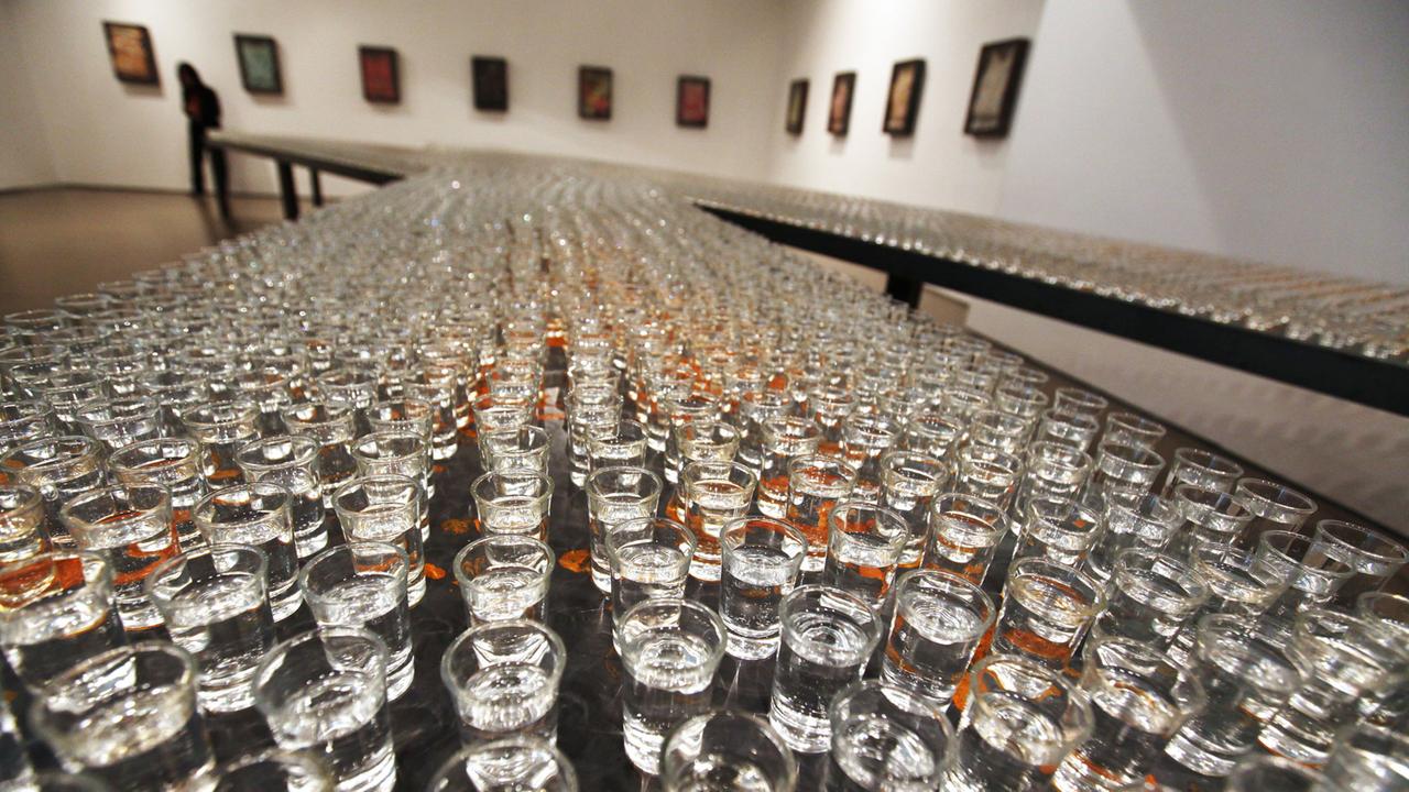 Alltagsgegenstände als Kunstwerk: eine Installation aus 4600 Schnapsgläsern von Jannis Kounellis, Teil der Ausstellung "Translating China" (2011).