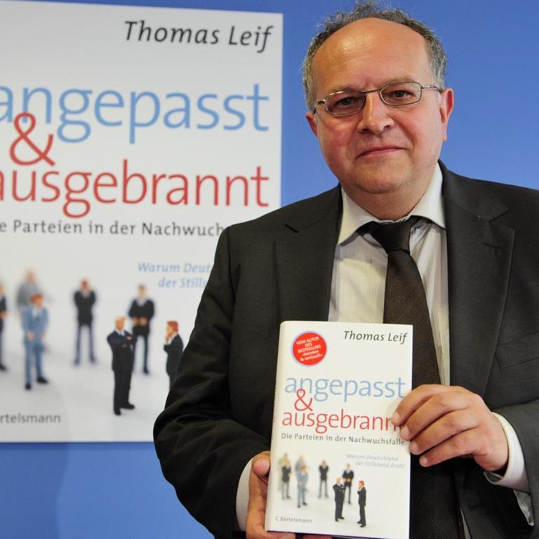 Der Autor und Politikwissenschaftler Thomas Leif stellt sein Buch "angepasst & ausgebrannt. Die Parteien in der Nachwuchsfalle" vor.  