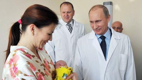 Russlands Präsident besucht eine frisch gebackene Mutter.