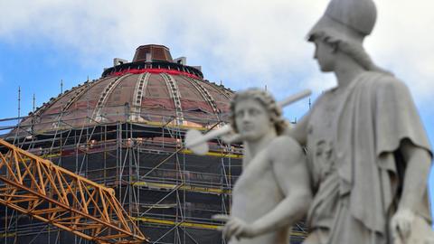 Berlin: Die Skulptur "Athena unterrichtet den Jungen im Waffengebrauch" ist auf der Schlossbrücke vor der Kulisse der Kuppel des Humbold-Forums im Berliner Schloß zu sehen. 