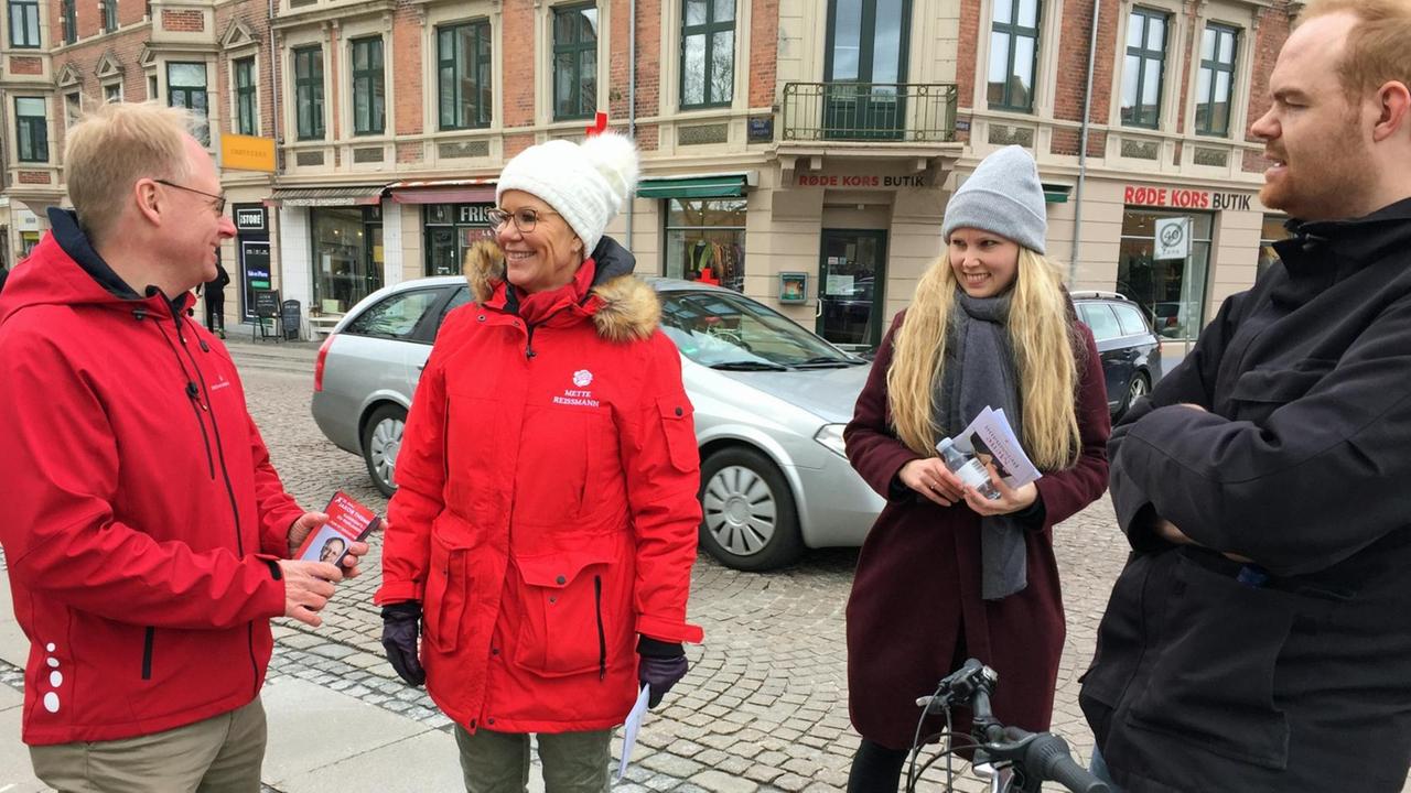 Die dänischen Sozialdemokraten Jakob Thiemann und Mette Reissmann im Straßenwahlkampf