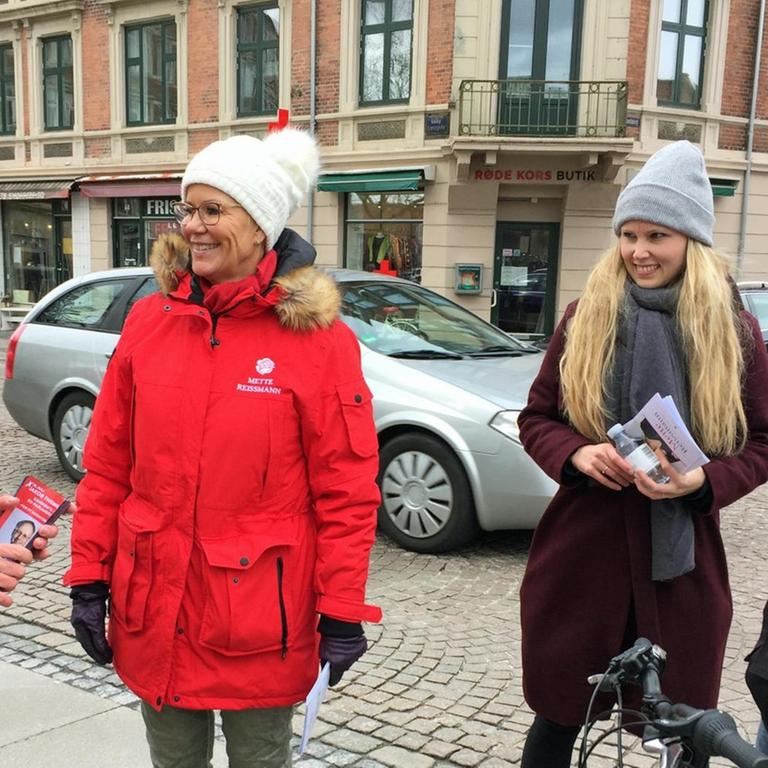 Die dänischen Sozialdemokraten Jakob Thiemann und Mette Reissmann im Straßenwahlkampf
