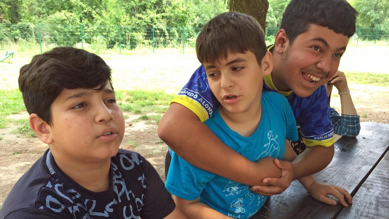 Iranische Jungen im Flüchtlingscamp Principovac, Serbien, 2018