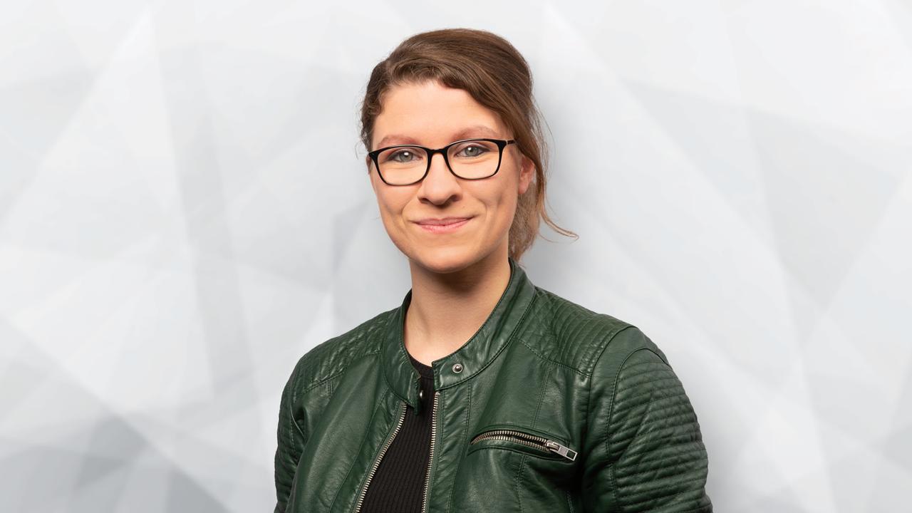 Das Porträt zeigt Ann-Kathrin Büüsker, Moderatorin von "Deutschlandfunk - Der Tag"