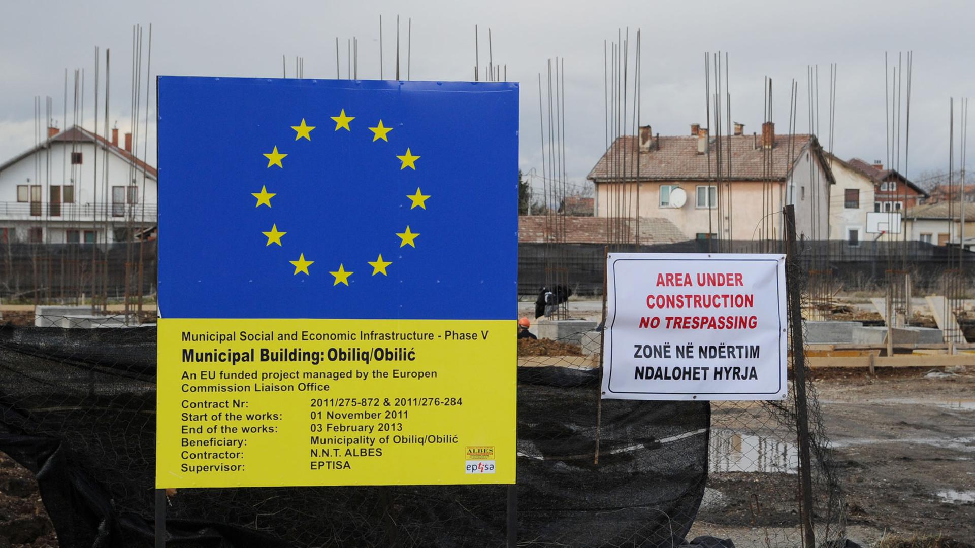 Mit finanzieller Unterstützung der Europäischen Union wird in Obiliq bei Pristina im Kosovo ein Gemeindehaus errichtet.