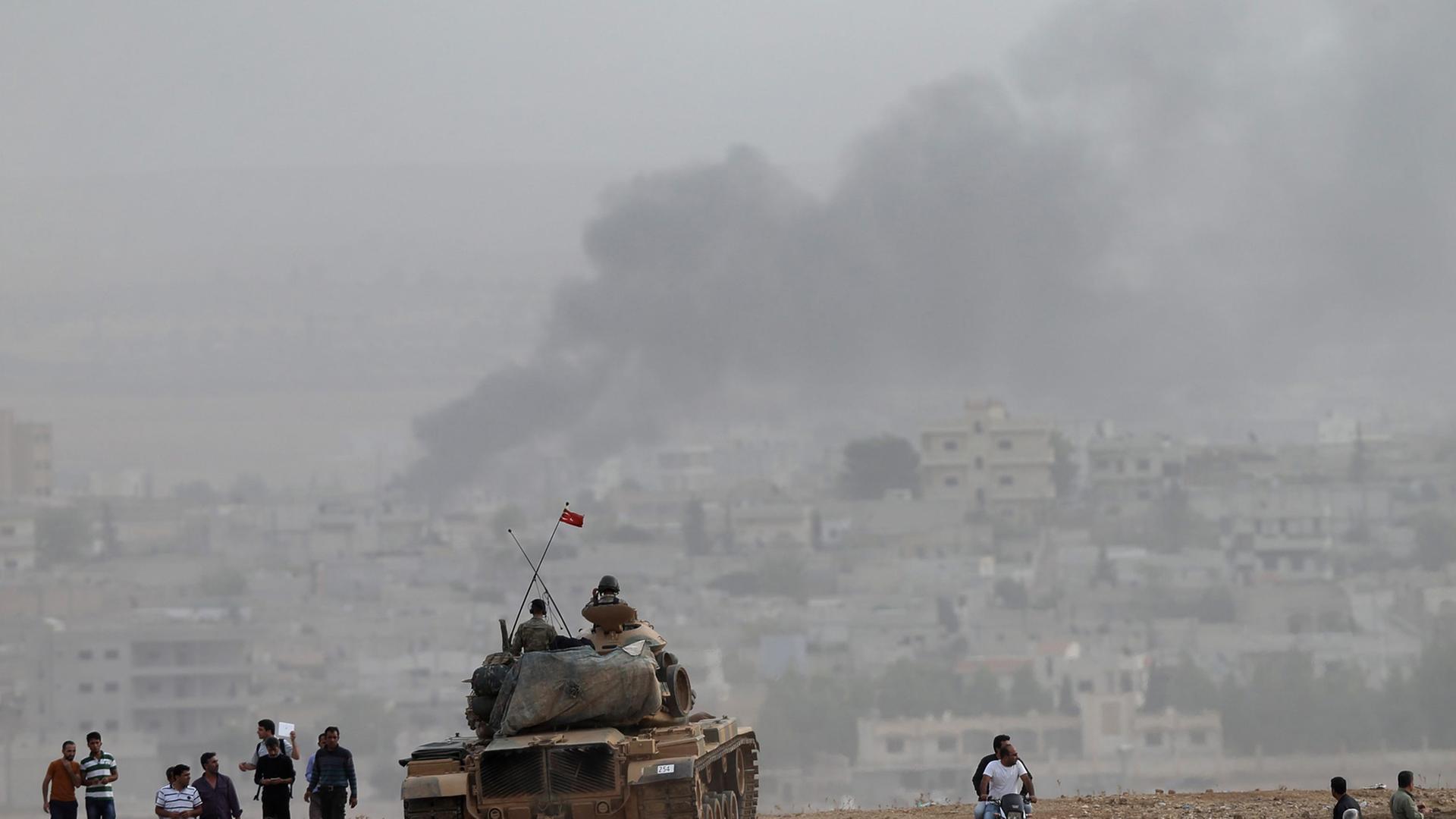 Die Grenze bei Kobane: türkische Panzer und Schaulustige