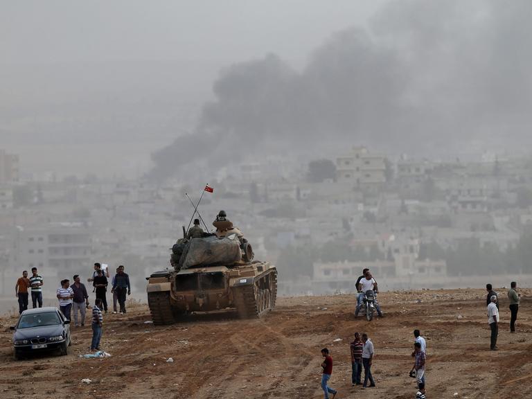 Die Grenze bei Kobane: türkische Panzer und Schaulustige