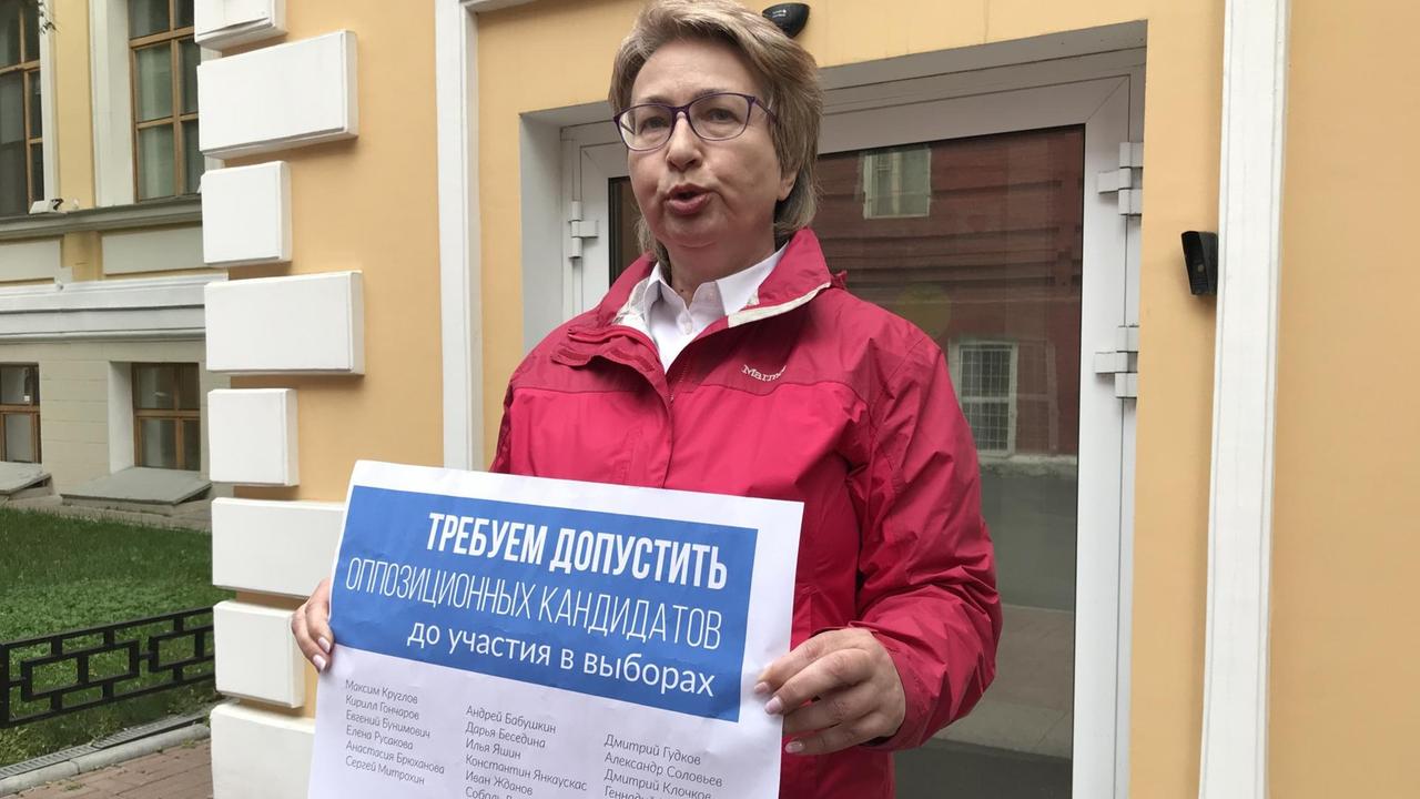 Die Moskauer Kandidatin Jelena Russakowa vor dem Gebäude der Wahlkommission