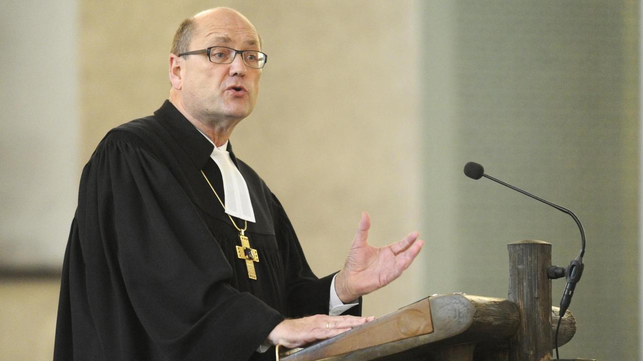 Prälat Martin Dutzmann, Bevollmächtigter des Rates der Evangelischen Kirchen in Deutschland, bei einer Predigt im November 2013